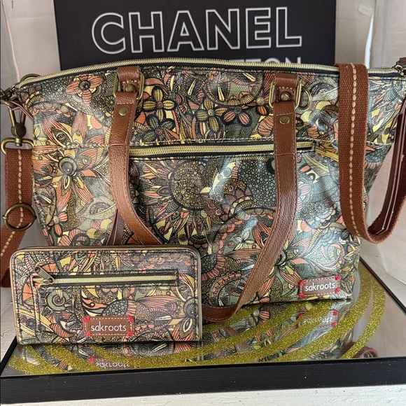 Sakroots Floral Shoulder Bag with Wallet - Brown and Green. Boho - Picture 4 of 14